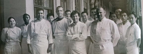 צוות מסעדת Le Grand Vefour בעלת 2 כוכבי מישלן בפריז. שלישי משמאל: שף אהרן פוליטי.
